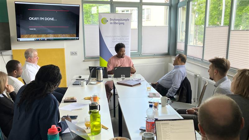 Doktoranden im Gespräch mit Kingshuk Chatterjee.