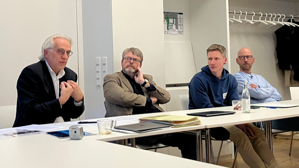 "Deutungskämpfe"-Roundtable mit Christoph Weller (Universität Augsburg), Gregor Walter-Drop (Friedensakademie Rheinland-Pfalz), Christian Methfessel (Institut für Zeitgeschichte München/Berlin) und Hendrik Hegemann (Institut für Friedensforschung und Sicherheitspolitik Hamburg, IFSH), v.l.n.r